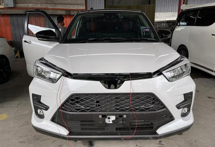 Tampilan depan Daihatsu Rocky menjadi Toyota Raize