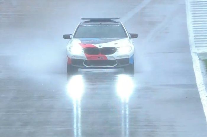 Safety car terus memantau kondisi sirkuit Silverstone