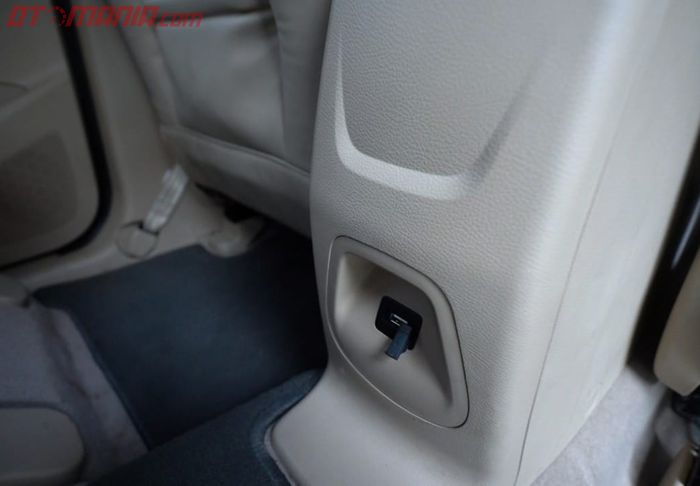 Interior Confero S dan Avanza banyak menyediakan slot USB