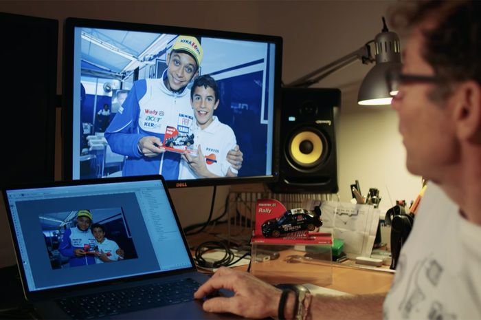 Jaime Olivares memandang foto Valentino Rossi dan Marc Marquez yang diambilnya belasan tahun silam
