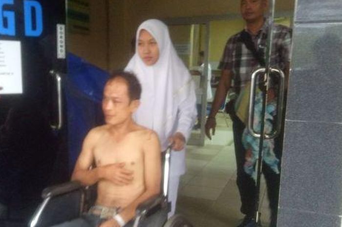 Tersangka dibawa ke Rumah Sakit Bhayangkara Palembang usai diamuk masa
