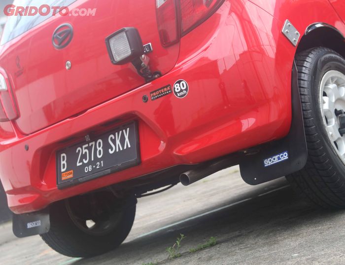 Kepet alias mudflap dan lampu mundur khas rally look