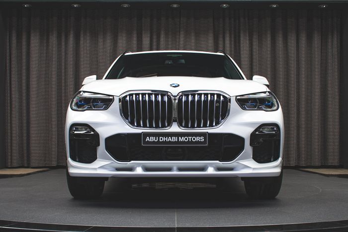 Tampilan BMW X5 diperkuat lewat asupan body kit 3D Design
