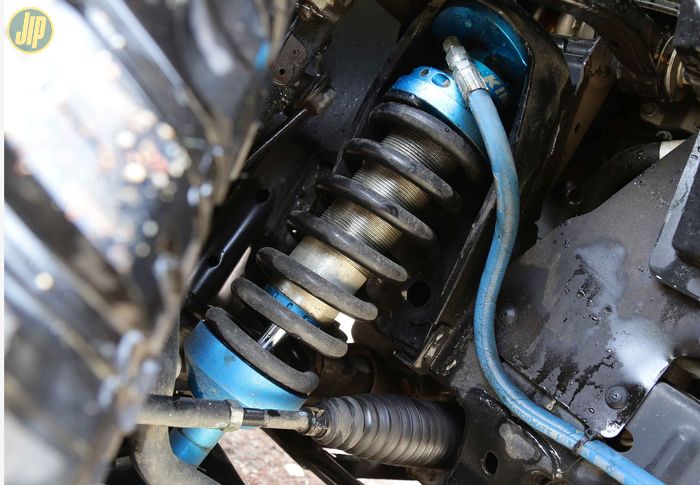 Sokbreker depan Ford Ranger ini diganti dengan King Shock bypass coilover supaya bisa di adjust.