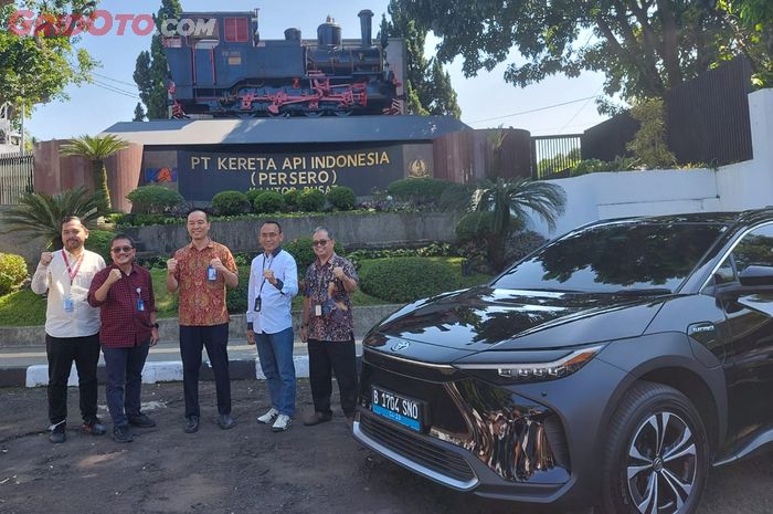 Jajaran direksi PT KAI dan Auto2000 Bandung, dalam seremonial penyerahan unit Toyota bZ4X.