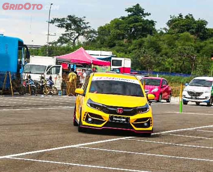 Sedang bermanuver di arena slalom