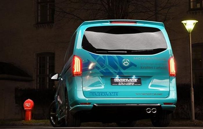 Dua lubang knalpot kembar terpasang di buritan Mercedes-Benz Vito Vansport