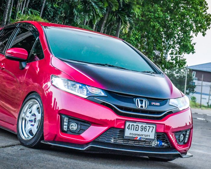 Tampilan depan modifikasi Honda Jazz GK5 dipasangi part Fit RS, Jepang