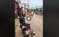 Video Pemotor Super Greget, Tak Terima Ditilang Polisi, Bakar Motornya Sendiri