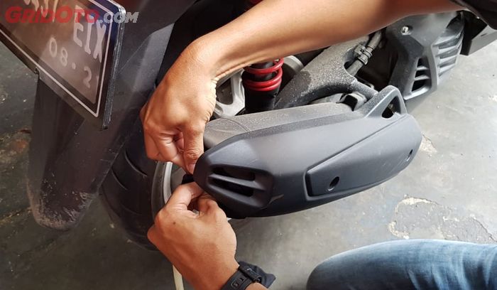 Selang pengukur gas buang alat uji emisi dipasang di knalpot motor