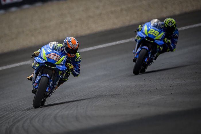 Pembalap tim Suzuki, Alex Rins dan Andrea Iannone saat beraksi pada kualifikasi MotoGP Spanyol, kedu