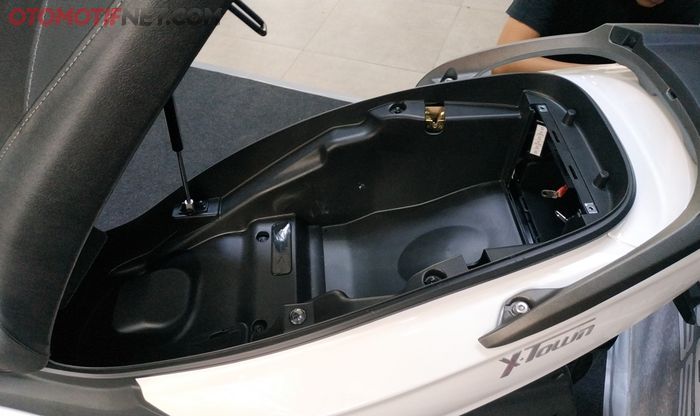 Bagasi X-Town 250i, bisa muat 2 buah helm