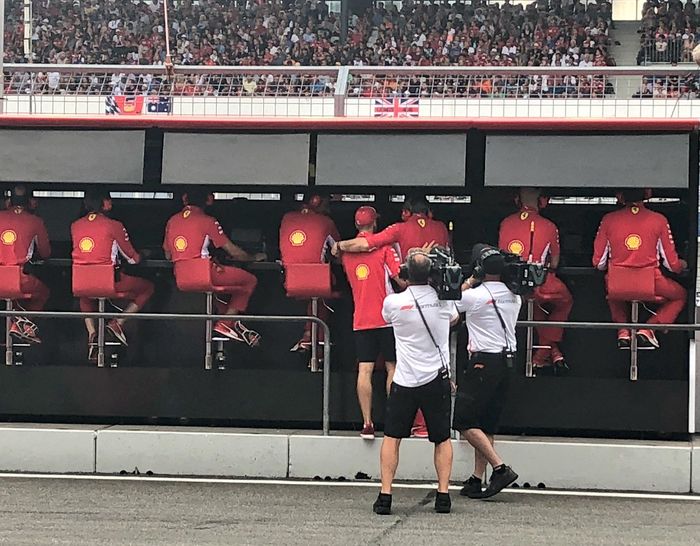 Maurizio Arrivabene memeluk Sebastian Vettel yang gagal finish di GP F1 Jerman 2018