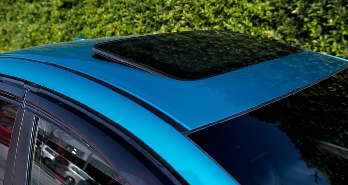Bagian atap modifikasi Honda Civic FB juga dipasangi moonroof OEM