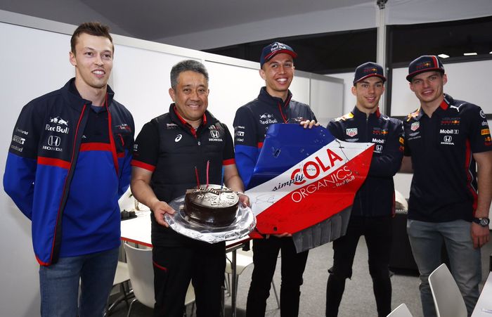 Managing Director Honda, Masashi Yamamoto, di antara pembalap F1 tim Toro Rosso dan Red Bull