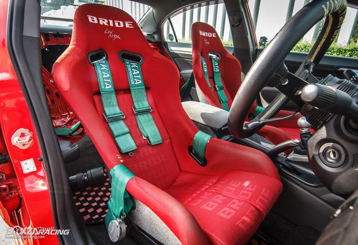 Tampilan kabin modifikasi Honda Civic FD ini sarat nuansa balap