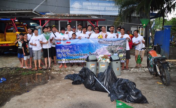 Donasi alat-alat kebersihan oleh TAC Jakarta 