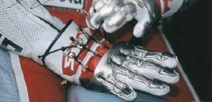 Sarung tangan Noboru Ueda pada tahun 1995