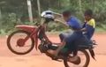 Video: Kacau! Bocah Bawa Motor Gaya Wheelie, Selanjutnya