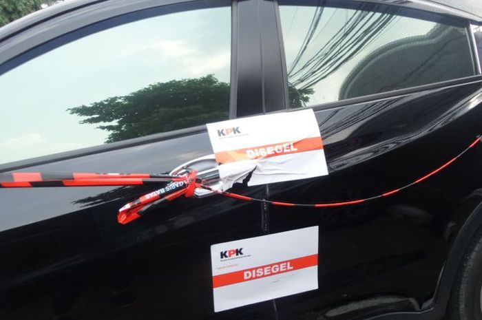 Sebuah mobil Honda HR-V berplat nomor B 160 TMZ yang diparkir di halaman Pengadilan Negeri Jakarta Selatan disegel KPK, Senin