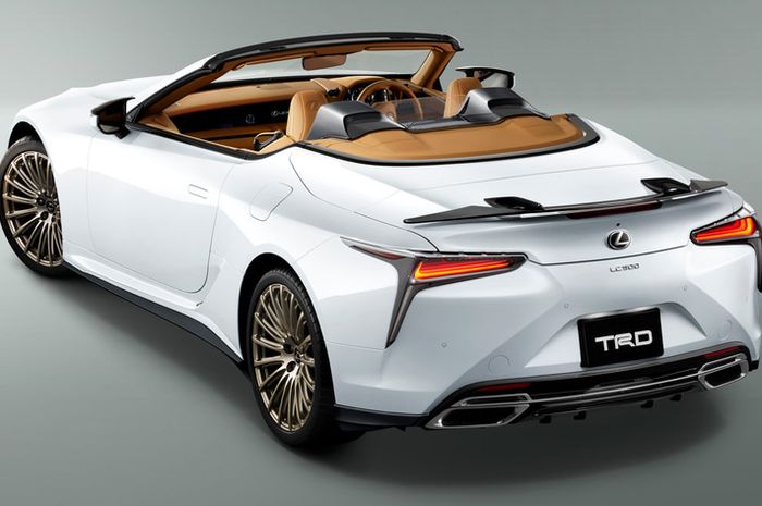 Lexus LC 500 convertible dengan pasokan part TRD