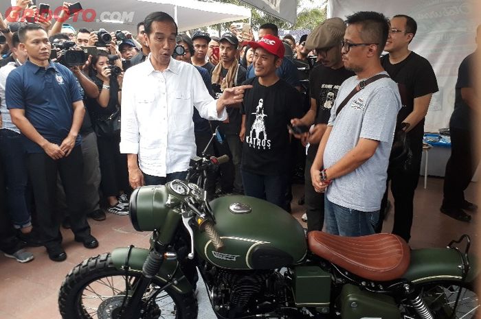 Presiden Jokowi saat melihat motor anaknya di Otobursa Tumplek Blek 2018