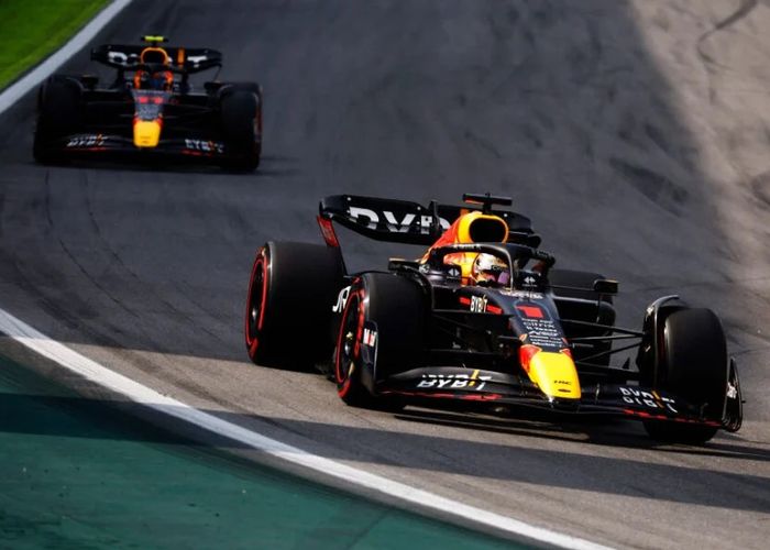Max Verstappen Abaikan Team Order, Enggan Biarkan Sergio Perez Lewat