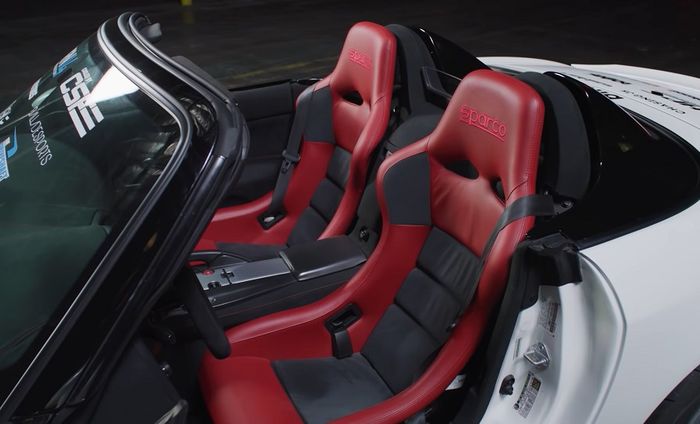 Tampilan kabin modifikasi Honda S2000 bermesin listrik Tesla