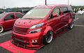 Toyota Vellfire Kece Berbaju Merah, Tampil Mepet Aspal Plus Bodinya Melar