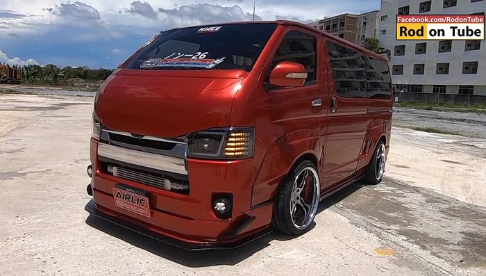 Tampilan depan Toyota HiAce beraura Liberty Walk