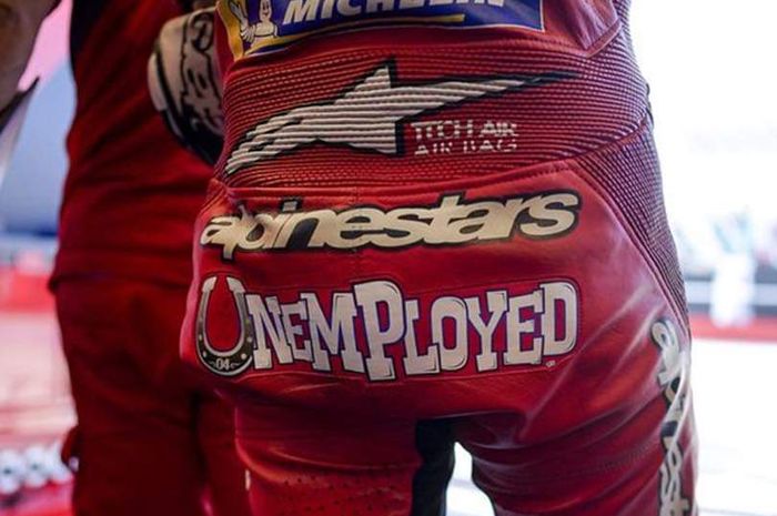 Tulisan di racing suit Andrea Dovizioso yang menunjukkan dirinya belum punya tim untuk MotoGP 2021