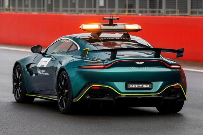 Tampak belakang Aston Martin Vantage yang akan bertugas sebagai safety car F1 mulai tahun 2021
