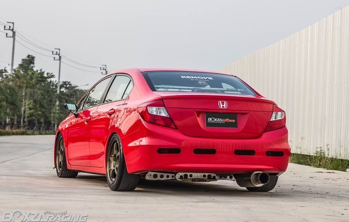 Bumper belakang Honda Civic FB dilubangi biar makin racing