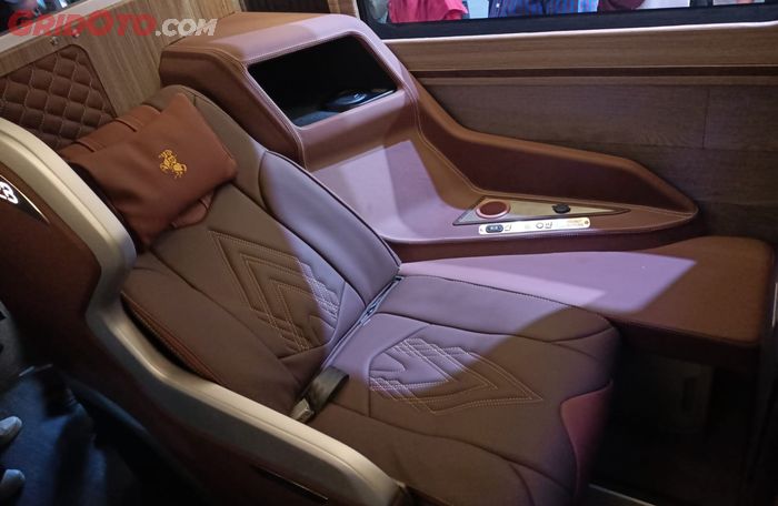 Di lantai bawah disediakan kursi yang mewah dan bisa dibuat rebahan