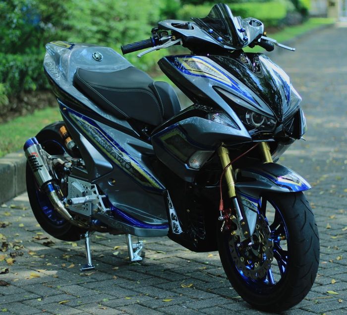 Tampang Yamaha Aerox kental aura sport dengan balutan air brush kece