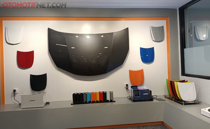 Terdapat ruangan display dengan alat test untuk melihat kinerja UPPF mulai dari test tusuk, test elastis hingga test baret