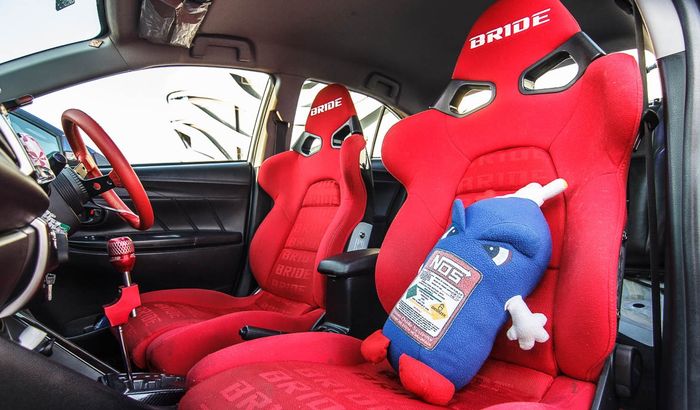 Kemasan kabin racing Toyota Vios lewat jok semi bucket Bride Vorga