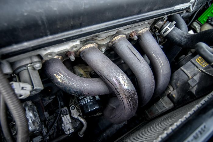 Ilustrasi header pada knalpot mobil