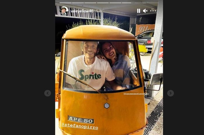 Valentino Rossi berfoto di dalam Piaggio Ape 50 bersama pacarnya, Francesca Sofia Novello