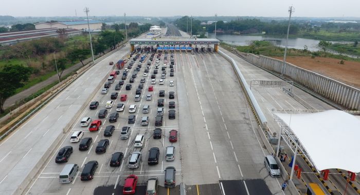 Ilustrasi. Kepadatan di Gerbang Tol selama arus mudik libur Natal dan Tahun Baru 2020.