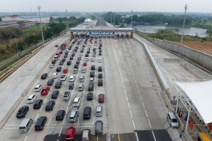Ilustrasi. Kepadatan di Gerbang Tol selama arus mudik libur Natal dan Tahun Baru 2020.