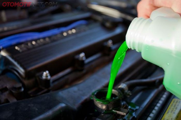 Ilustrasi mengisi radiator mobil pakai coolant usai dikuras