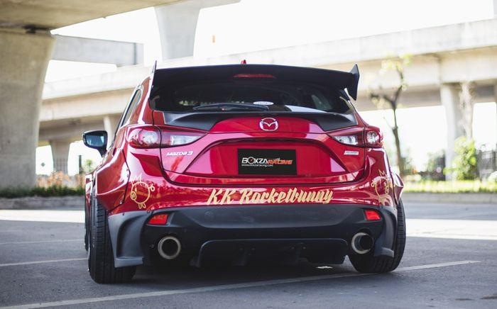 Tampilan belakang modifikasi Mazda3 beraura Rocket Bunny
