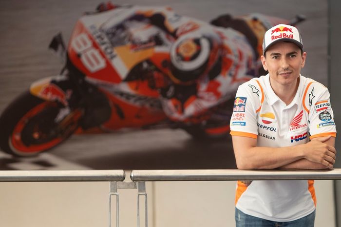 Bos Repsol Honda,Alberto Puig menegaskan dia tak akan memasang target tinggi untuk Jorge Lorenzo di MotoGP Inggris karena baru pulih dari cedera