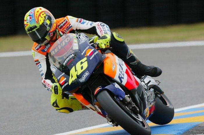 Ada dua orang yang menjadi penyebab Valentino Rossi hengkang dari Honda ke Yamaha dua dekade silam