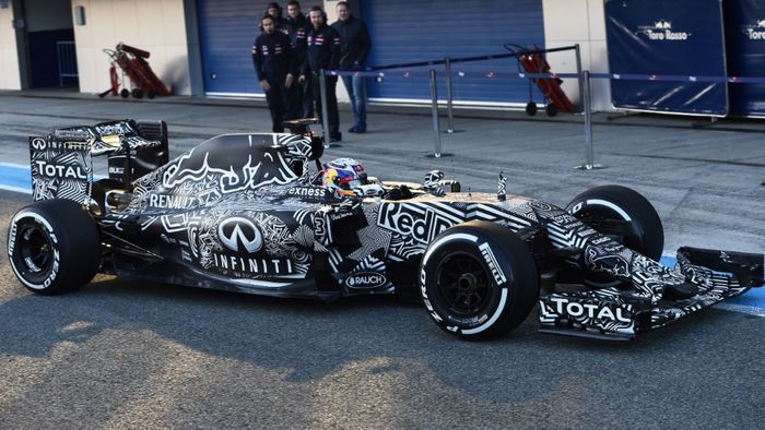 Sedangkan pada awal musim 2015 tim Red Bull muncul dengan corak hitam-putih