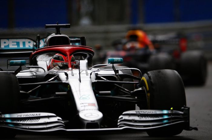 Lewis Hamilton tampil impresif di F1 Monako dengan menahan Max Verstappen, Sedangkan Sebastian Vettel yang dapat durian runtuh dengan podium kedua