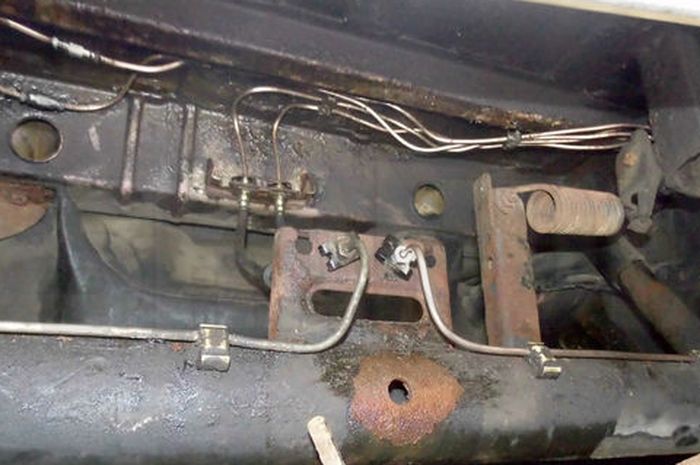 ILUSTRASI Pipa rem mobil yang telah dibentuk lekuk dan alurnya