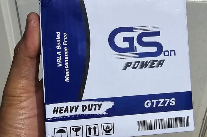 Aki motor GiSon. Sepintas juga mirip aki GS Astra