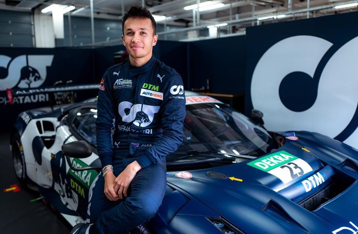 Alex Albon yang kini berkompetisi di balap mobil turing Jerman (DTM), tetap menggunakan nomor 23 di mobilnya